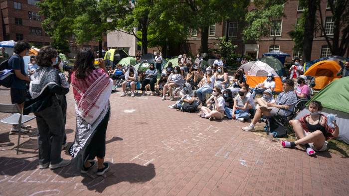 Sorra számolják fel az amerikai egyetemeken emelt tüntetőtáborokat