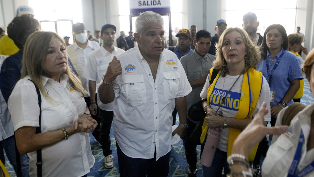 José Raúl Mulino, a Realizando Metas (RM) párt államfőjelöltje (k) egy panamavárosi szavazóhelyiségben a panamai elnök- és parlamenti választások napján, 2024. május 5-én.