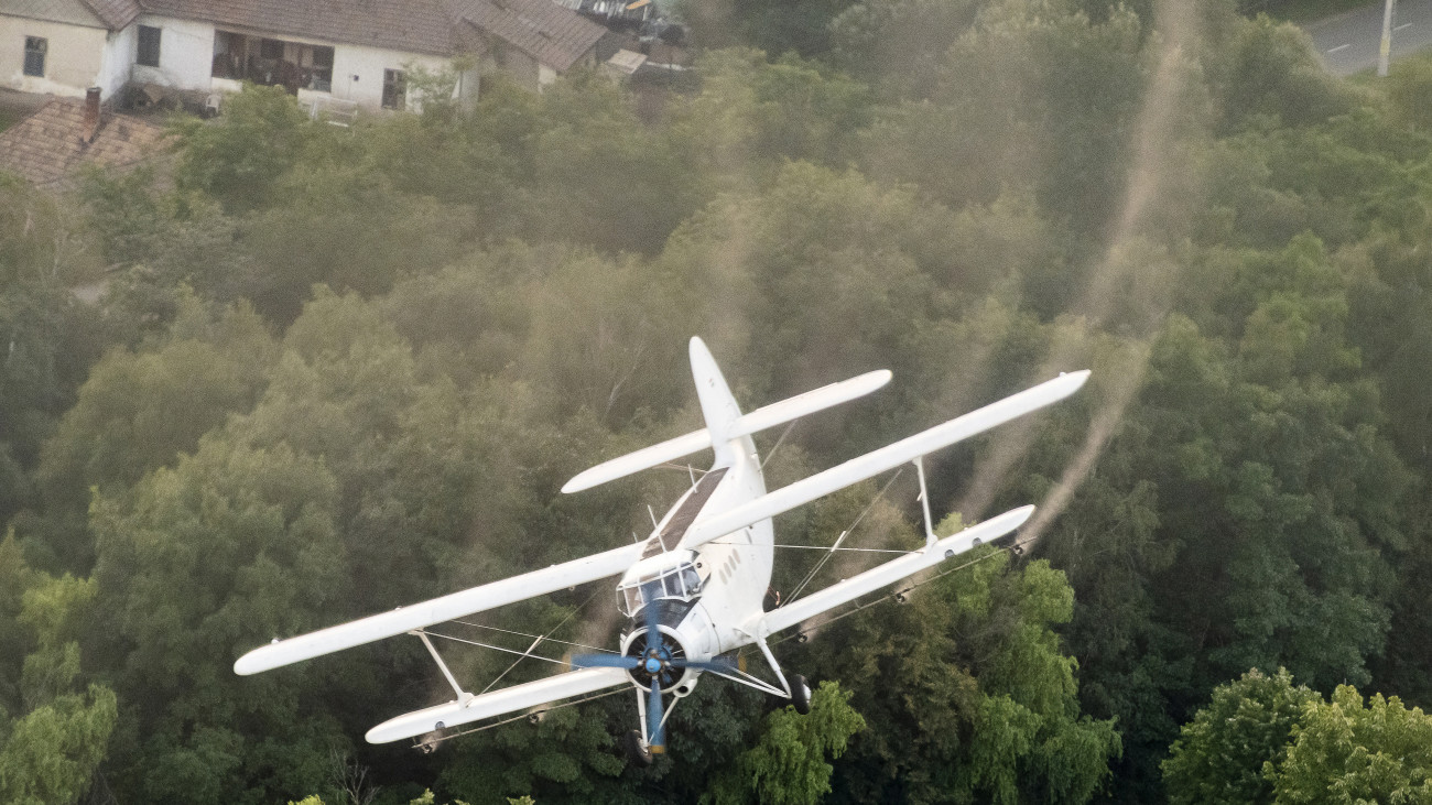 A Tréner Kft. repülőgépe szúnyogirtó szert juttat a levegőbe Nyíregyháza felett 2020. július 22-én.
