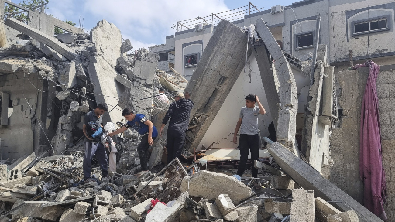 A pusztítás nyomait nézik palesztinok egy újabb izraeli légicsapást követően Rafahban 2024. április 29-én. A Gázavárost és a Gázai övezet déli határán fekvő Rafahot ért légicsapásoknak összesen 23 halálos áldozata van. A Hamász fegyveresei október 7-én támadást indítottak Izrael ellen, az izraeli haderő pedig válaszul légi és szárazföldi hadműveleteket hajtott végre a Gázai övezetben.