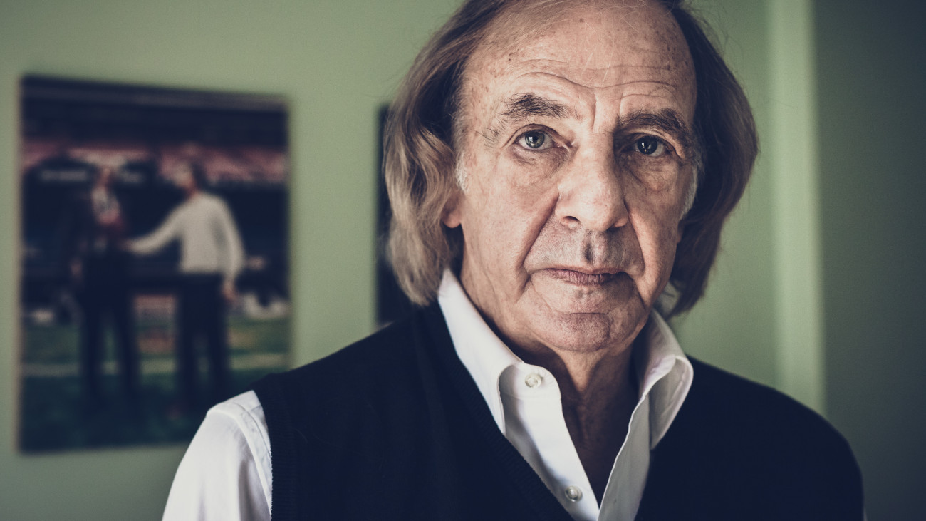 BUENOS AIRES, ARGENTINA - APRIL 21: (EDITORS NOTE: Image has been digitally enhanced.) Cesar Luis Menotti poses for a portrait on April 21, 2009 in Buenos Aires, Argentina. (Photo by Reinaldo Coddou H./Getty Images)