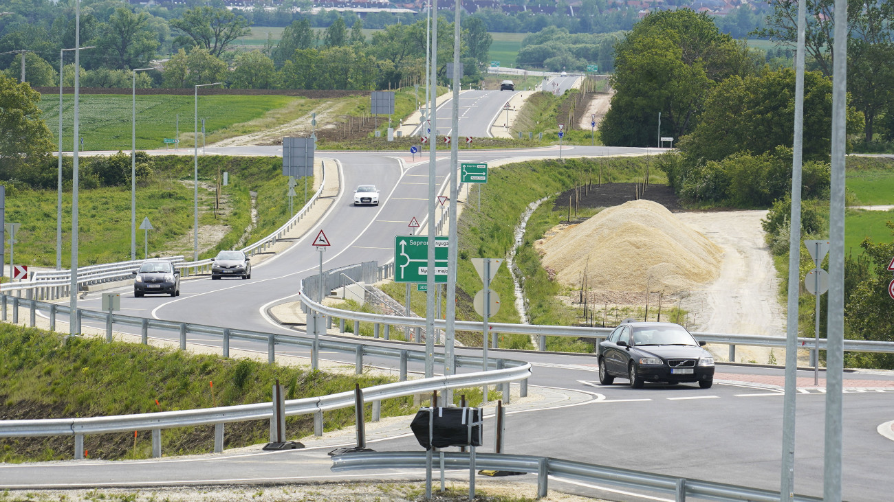 Csomópont a Sopront északnyugat felől elkerülő, 3,6 kilométer hosszú, 8647-es számú úton az átadás napján, 2024. május 6-án. A fejlesztés a ÉKM beruházásában 10,3 milliárd forintból valósult meg, és az Ágfalvi utat köti össze az M85-ös gyorsforgalmi úttal, közel az osztrák-magyar határhoz.