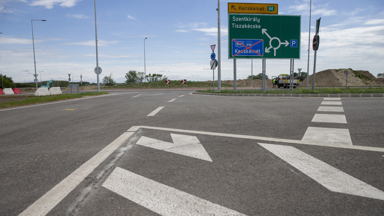 Csomópont az M44-es gyorsforgalmi út Szentkirály és Lakitelek közötti, 4,6 kilométeres szakaszán az átadás napján, 2024. május 7-én.