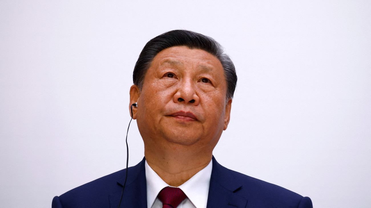 A kétnapos állami látogatáson Franciaországban tartózkodó Hszi Csin-ping kínai elnök az Emmanuel Macron francia elnökkel tett nyilatkozat közben a párizsi államfői rezidencián, az Elysée-palotában 2024. május 6-án.