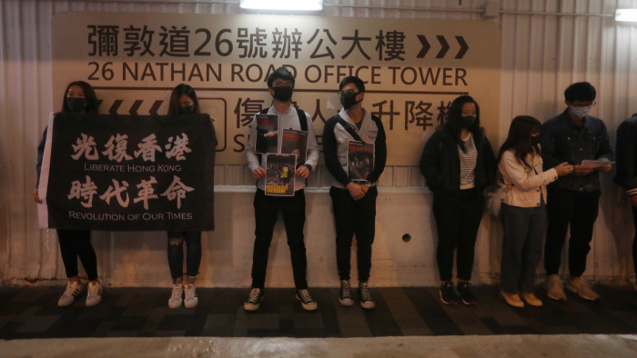 Betiltották a hongkongi tüntetők „himnuszát”
