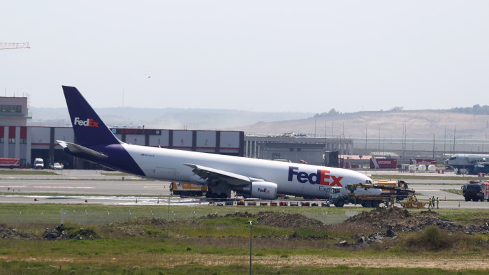 Első futómű nélkül landolt a FedEx Boeing repülője – képek, videó