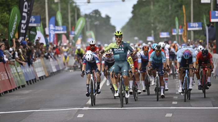 Tömeges bukás, őrült befutó a Tour de Hongrie első napján