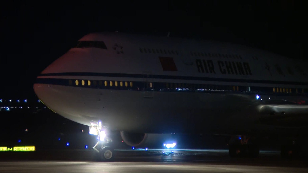 Megérkezett a kínai elnök gépe Budapestre - videó