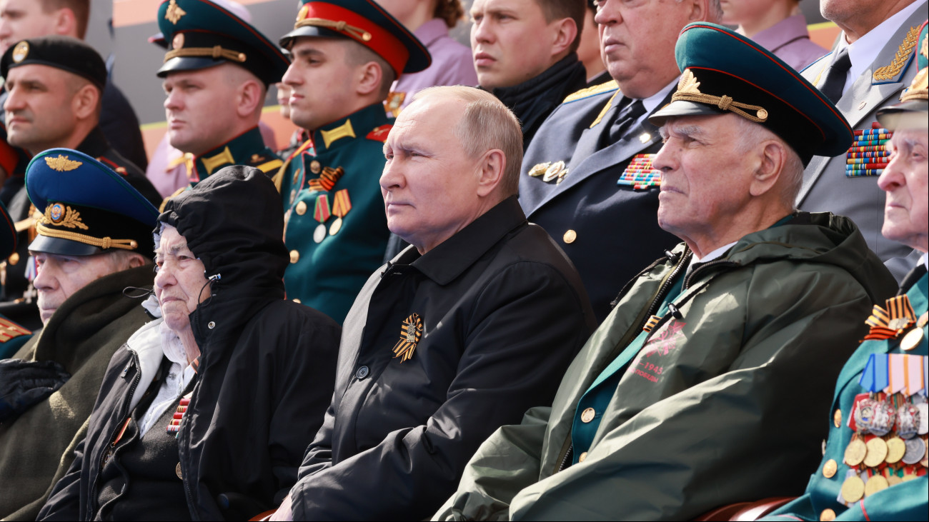 Vlagyimir Putyin orosz elnök (k) részt vesz a győzelem napi díszszemlén a moszkvai Vörös téren 2022. május 9-én. Oroszországban május 9-én ünneplik a náci Németország felett a II. világháborúban aratott győzelem 77. évfordulóját.