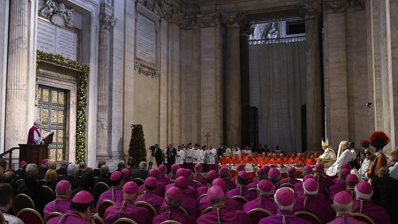 Ferenc pápa (jobbról püspöksüvegben) Leonardo Sapienza püspököt hallgatja, aki felolvassa a 2025-re meghirdetett szent év bulláját a Szent Péter-bazilikában 2024. május 9-én.