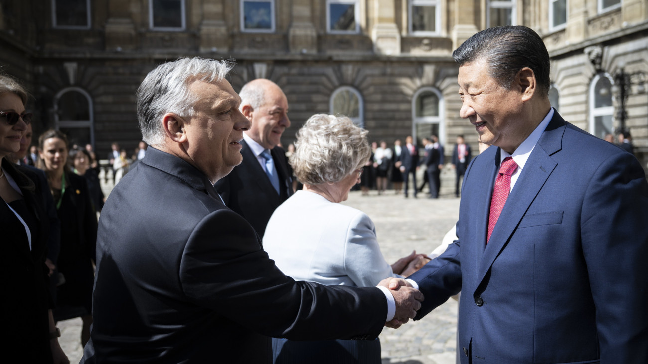 A Miniszterelnöki Sajtóiroda által közreadott képen Orbán Viktor kormányfő (b) és Hszi Csin-ping kínai elnök kezet fog a Budavári Palota Oroszlános udvarában tartott fogadáson 2024. május 9-én. Mögöttük Sulyok Tamás köztársasági elnök és felesége, Nagy Zsuzsanna.