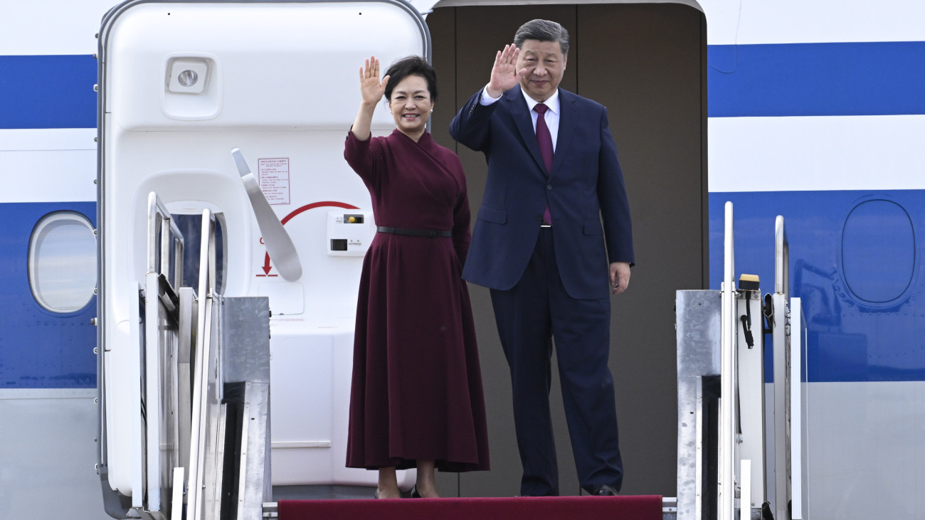 Hszi Csin-ping kínai elnök távozik Budapestről a Liszt Ferenc nemzetközi repülőtéren 2024. május 10-én. Mellette felesége, Peng Li-jüan.
