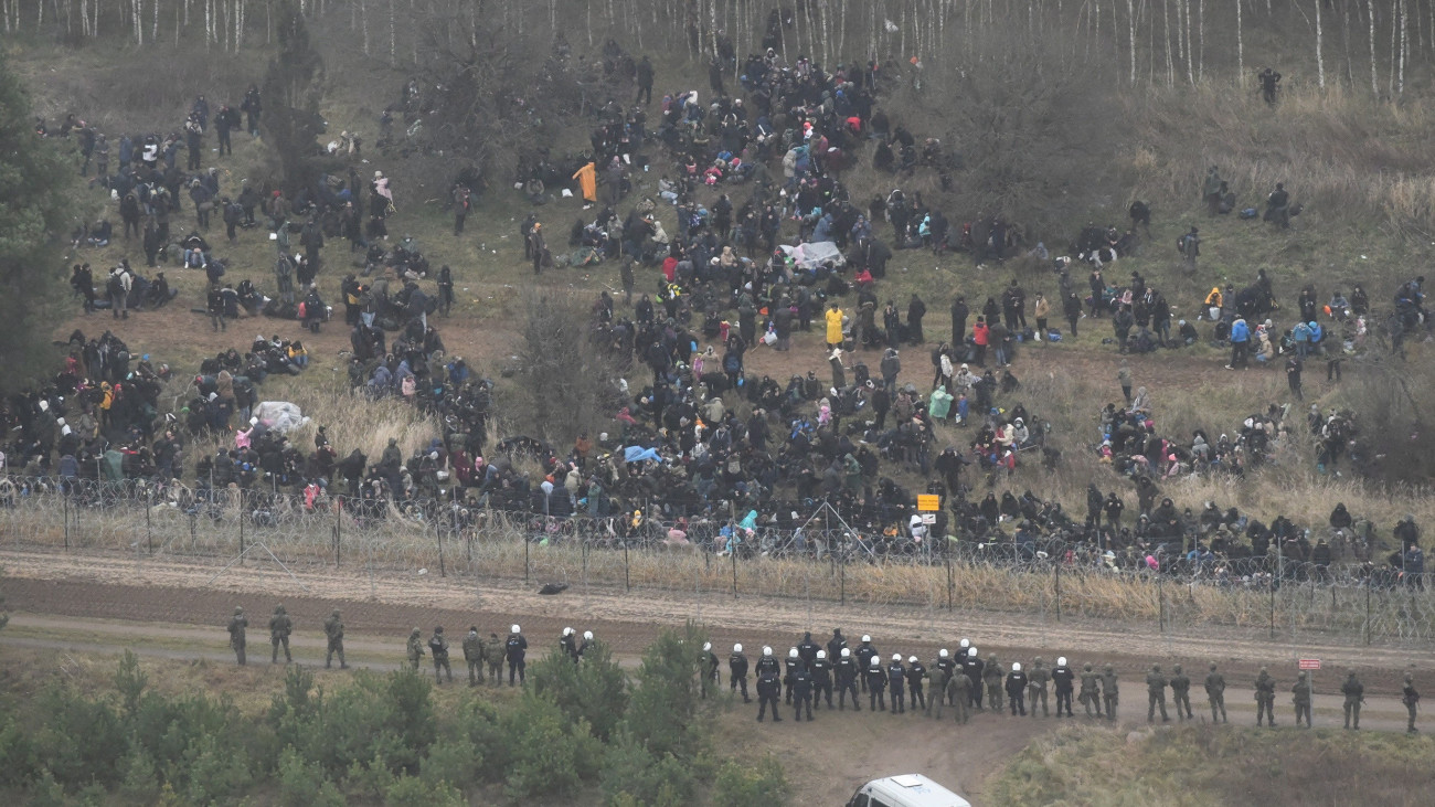 A lengyel 16. gépesített hadosztály által közreadott képen az Európai Unióba igyekvő migránsok a lengyel határt védő szögesdrótkerítés fehérorosz oldalán, a kelet-lengyelországi Kuznica térségében 2021. november 8-án. A lengyel-fehérorosz határon feszültség alakult ki a Fehéroroszország felől az Európai Unióba igyekvő több ezer migráns miatt. A lengyel hatóságok november 12-i becslése szerint 3-4 ezer migráns tartózkodik a fehérorosz-lengyel határ mentén, és a számuk folyamatosan gyarapodik.