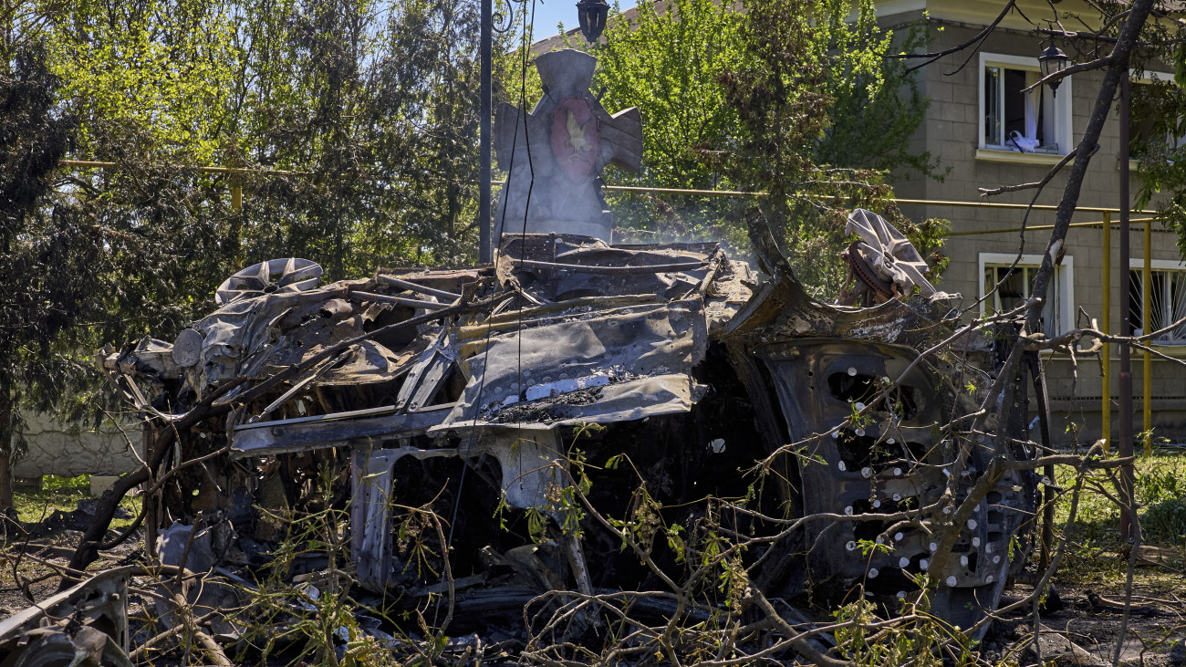 Autóroncs a Harkiv megyei Zolocsiv településen, amelyet az orosz erők irányított bombákkal támadtak 2024. május 1-jén. Az egyik bomba megölte egy autó két utasát, egy férfit és egy nőt, hat embert megsebzett.