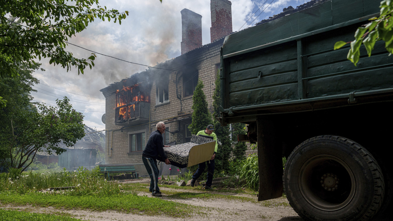 Orosz légicsapások következtében kiégett lakóépület a Harkiv megyei Vovcsanszk településen 2024. május 11-én.