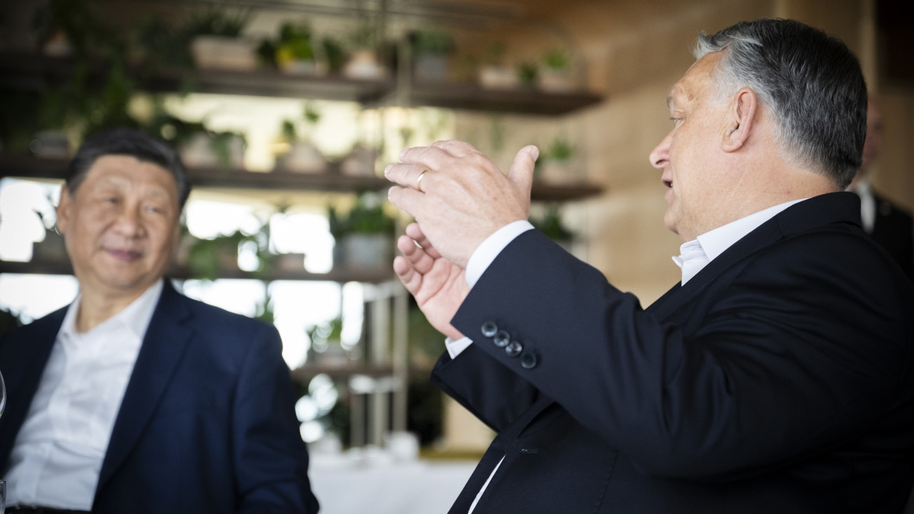 A Miniszterelnöki Sajtóiroda által közreadott képen Orbán Viktor miniszterelnök (j) és Hszi Csin-ping kínai elnök (b) közös ebéden vesz részt Budapesten, a Virtu étteremben 2024. május 10-én. 