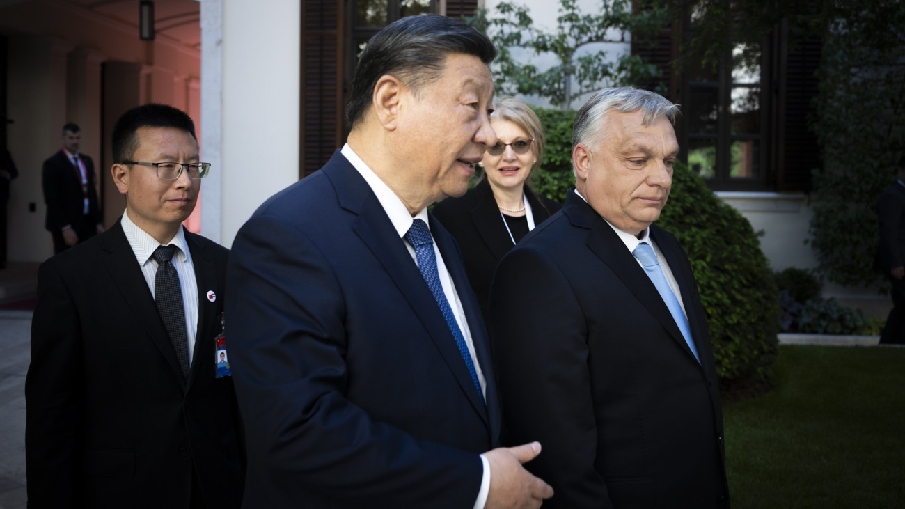 Budapest, 2024. május 9.A Miniszterelnöki Sajtóiroda által közreadott képen Orbán Viktor miniszterelnök (j) fogadja Hszi Csin-ping kínai elnököt (k) a Karmelita kolostorban 2024. május 9-én.