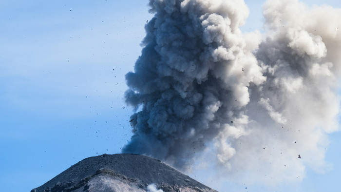 Ismét kitört Indonéziában az Ibu vulkán - videó