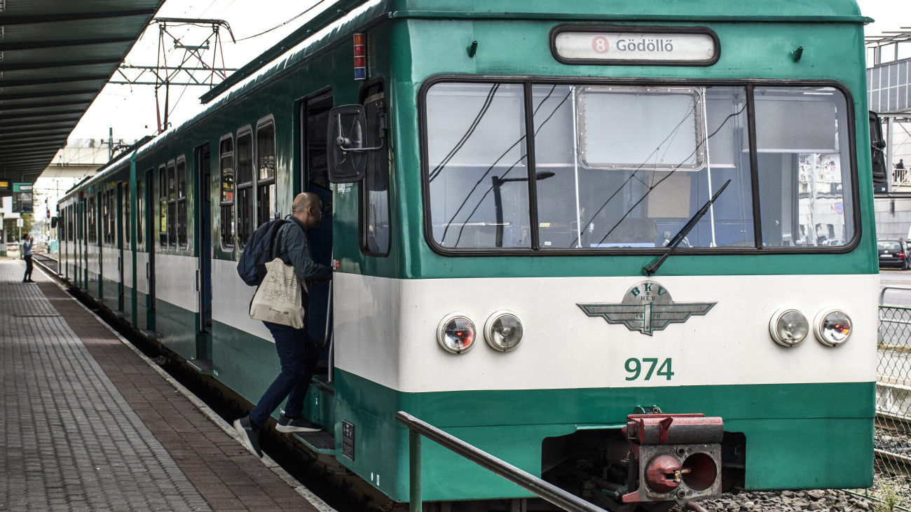 Egy Gödöllőre induló HÉV-szerelvény áll az Örs Vezér tere HÉV végállomáson. MTVA/Bizományosi: Róka László  *************************** Kedves Felhasználó!