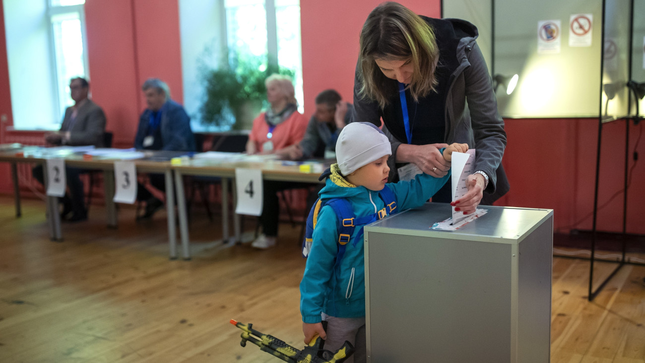 Édesanyja szavazólapját dobja urnába egy kisfiú a litván elnökválasztás első fordulójának napján, 2024. május 12-én egy vilniusi szavazóhelyiségben. Az államfői tisztségért nyolc jelölt indul, köztük a hivatalban lévő Gitanas Nauseda, továbbá Ingrida Simonyte miniszterelnök. A voksolás második fordulóját, ha szükséges, május 26-án rendezik.