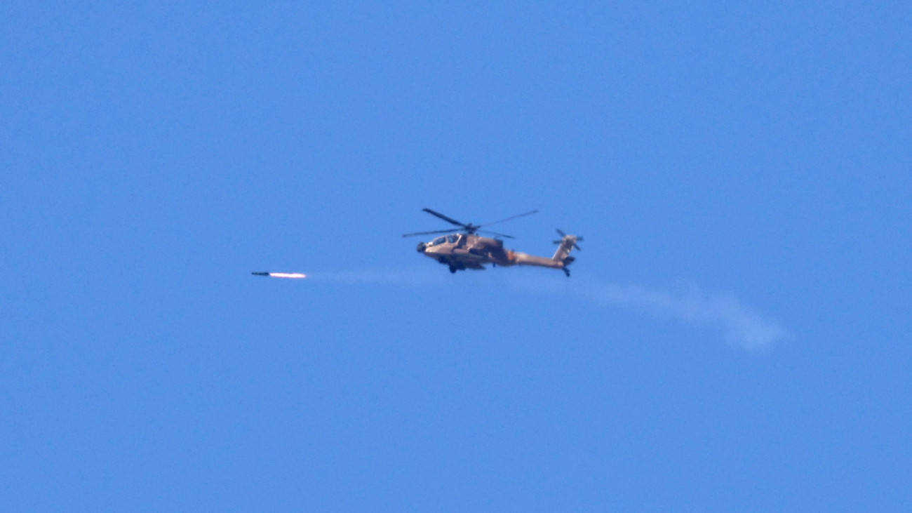 Dél-Izrael, 2024. május 13.Az izraeli hadsereg Apache helikoptere rakétát lő ki a Gázai övezet északi részére Dél-Izraelből fotózva 2024. május 13-án. A Hamász palesztin iszlamista szervezet fegyveresei október 7-én támadást indítottak Izrael ellen, az izraeli haderő pedig válaszul légi és szárazföldi hadműveleteket hajt végre a Gázai övezetben.