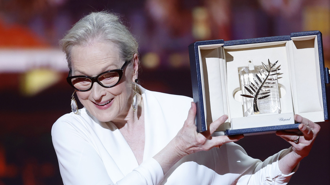 Meryl Streep amerikai színésznő tiszteletbeli Arany Pálma-díjával a 77. Cannes-i Nemzetközi Filmfesztivál nyitóestjén, 2024. május 14-én. A filmes seregszemle május 25-ig tart.