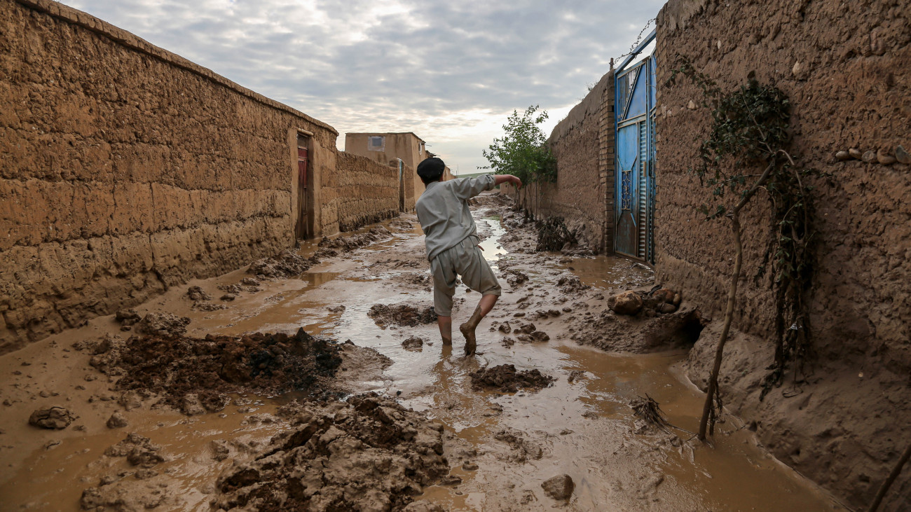 Sártengerben gázol egy férfi az áradás sújtotta Sahrak Muhadzsirin faluban, az észak-afganisztáni Baglán tartományban 2024. május 12-én. A természeti katasztrófában legkevesebb 300-an vesztették életüket, és sokan megsérültek.