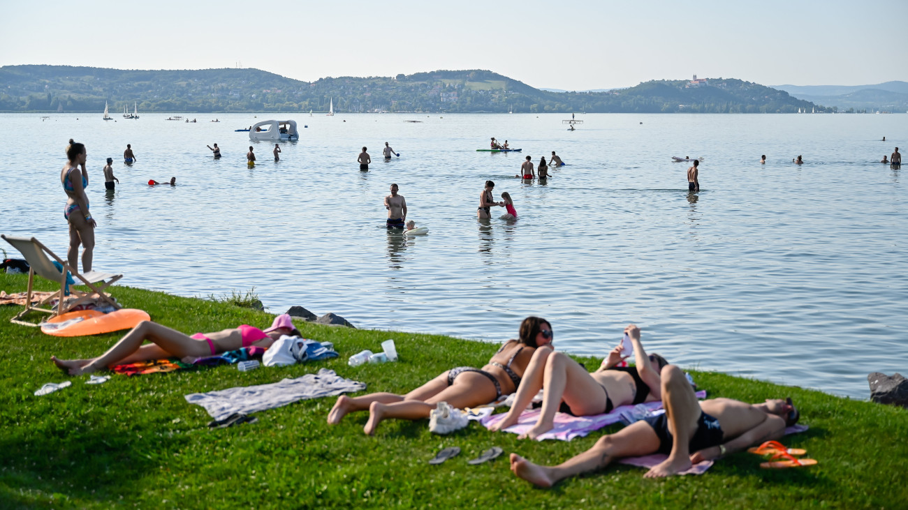 Zamárdi, 2023. augusztus 24.Fiatalok fürdenek a Balatonban a Strand Fesztiválon Zamárdiban 2023. augusztus 24-én. A fesztivált augusztus 23. és 26. között rendezik meg a Balaton-parti településen.