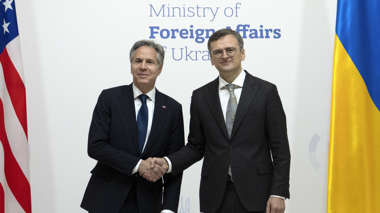 Antony Blinken amerikai (b) és Dmitro Kuleba ukrán külügyminiszter a kijevi megbeszélései utáni sajtóértekezlet végén, 2024. május 15-én.