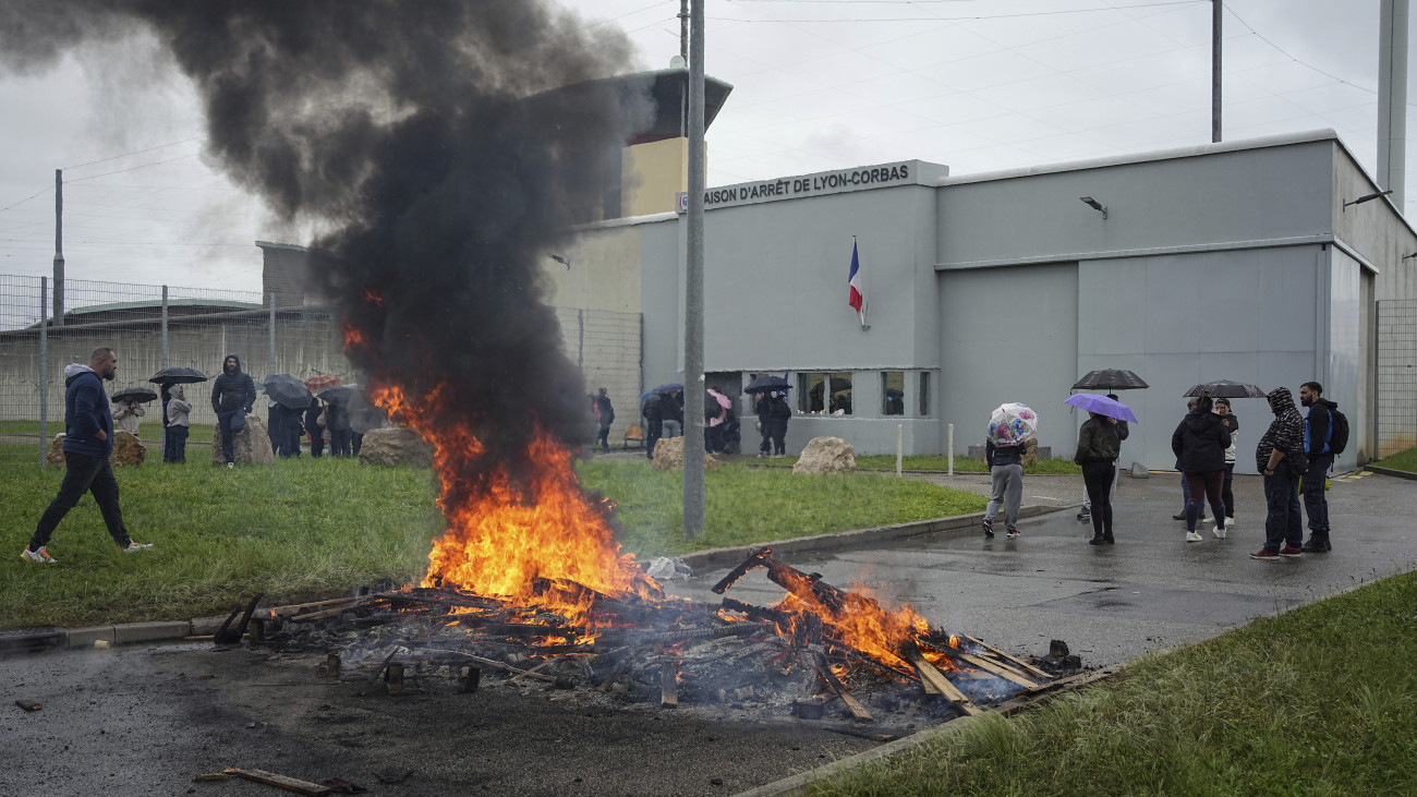 Corbas, 2024. május 15.Börtönőrök tüntetnek a Lyon melletti Corbas börtöne előtt 2024. május 15-én. Az előző nap fogolyszabadító fegyveresek rajtaütöttek egy rabszállító autón és megöltek két börtönőrt, hármat pedig megsebesítettek. A megszöktetett rab egy harminc éves észak-franciaországi kábítószer-kereskedő.