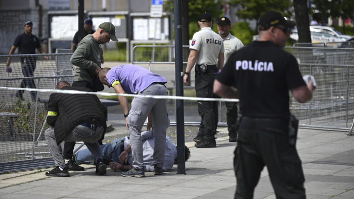 Megjelent egy sokkoló videó, amelyen látszik a Robert Ficóra leadott öt lövés