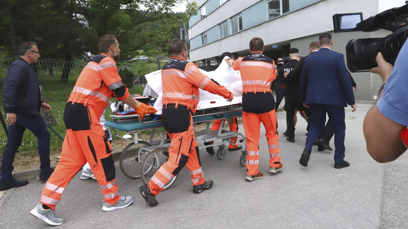 Robert Fico szlovák miniszterelnököt életveszélyes állapotban szállítják kórházba Besztercebányán (Banská Bystrica), miután lőfegyveres támadás érte egy kihelyezett kormányülést követően a Pozsonytól mintegy 150 kilométerre, északkeletre fekvő Nyitrabányán (Handlová) 2024. május 15-én. Ficót több lövés érte a mellkasán és a gyomrán. A feltételezett tettest őrizetbe vették.