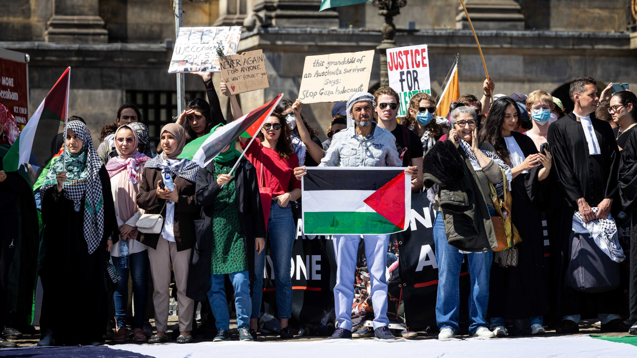 Amszterdam, 2024. május 11.A Gázai övezet elleni izraeli hadműveletek miatt tiltakozó tüntetők palesztin zászlókat lengetnek az amszterdami Dam téren 2024. május 11-én. A Hamász palesztin iszlamista szervezet fegyveresei 2023. október 7-én támadást indítottak Izrael ellen, az izraeli haderő pedig válaszul légi és szárazföldi hadműveleteket hajt végre a Gázai övezetben. A palesztin egészségügyi minisztérium szerint az izraeli katonai műveletek eddig több mint 34 ezer palesztin életét követelték.