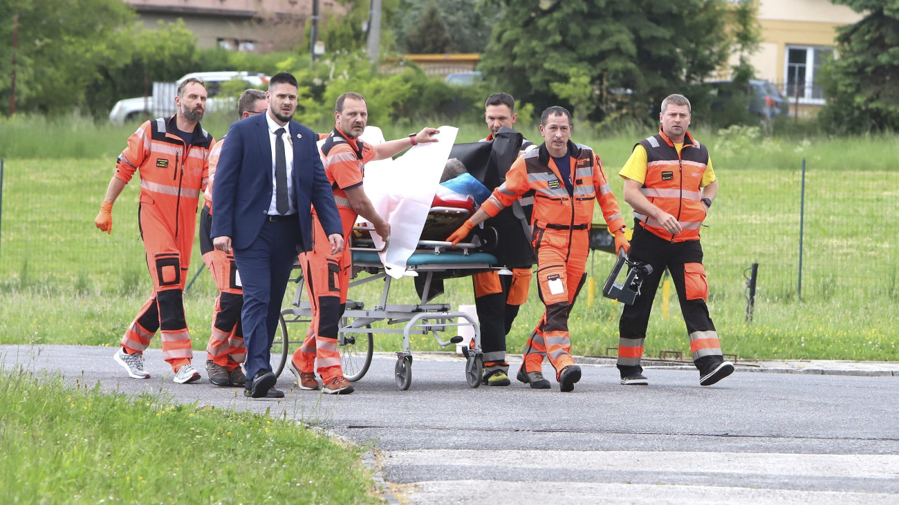 Robert Fico szlovák miniszterelnököt életveszélyes állapotban szállítják kórházba Besztercebányán (Banská Bystrica), miután lőfegyveres támadás érte egy kihelyezett kormányülést követően a Pozsonytól mintegy 150 kilométerre, északkeletre fekvő Nyitrabányán (Handlová) 2024. május 15-én. Ficót több lövés érte a mellkasán és a gyomrán. A feltételezett tettest őrizetbe vették.