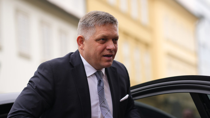 Túl van az életveszélyen a szlovák miniszterelnök, de kritikus 24 óra vár rá