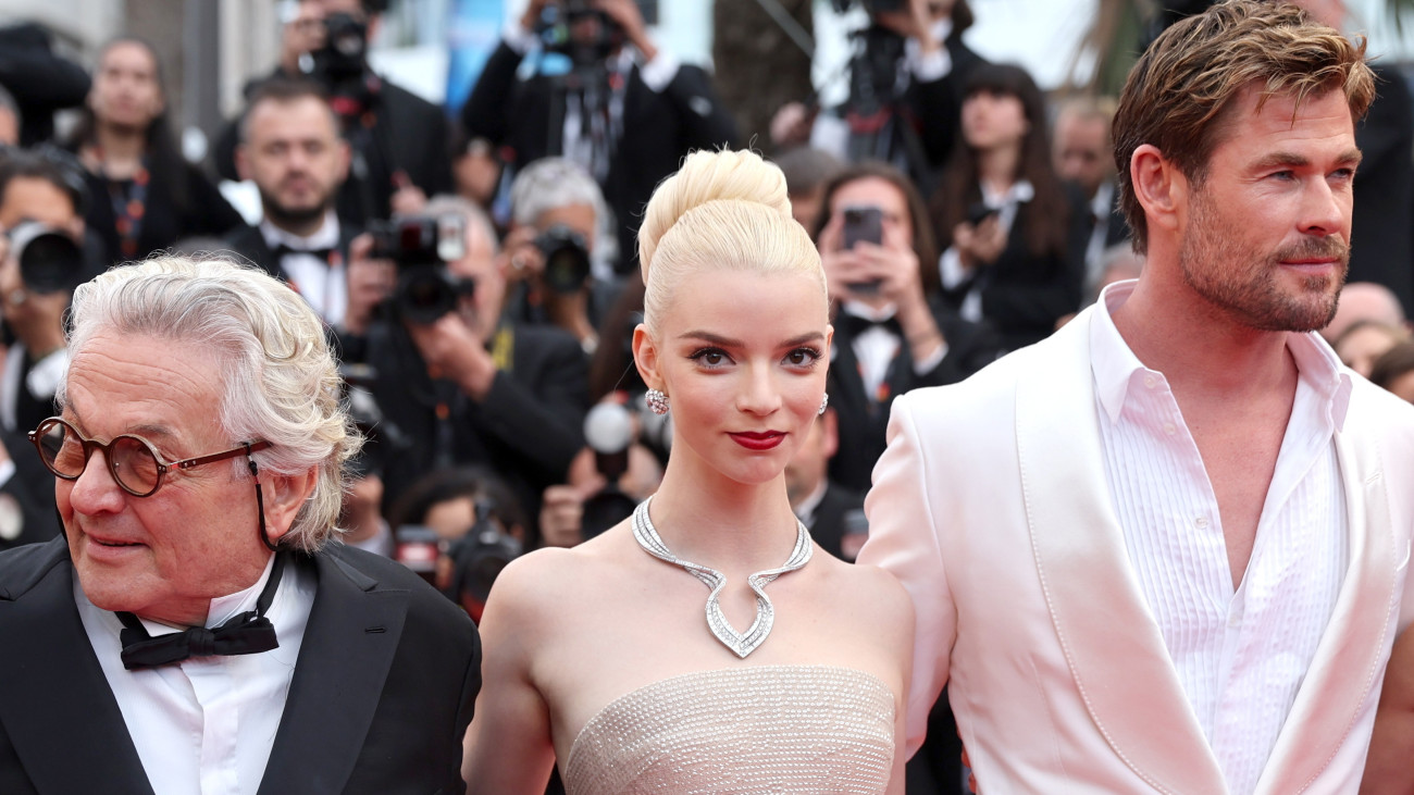 George Miller ausztrál rendező, Anya Taylor-Joy amerikai színésznő és Chris Hemsworth ausztrál színész (b-j) a Furiosa: A Mad Max Saga című film bemutatóján a 77. Cannes-i Nemzetközi Filmfesztiválon 2024. május 15-én. A filmes seregszemle május 25-ig tart.