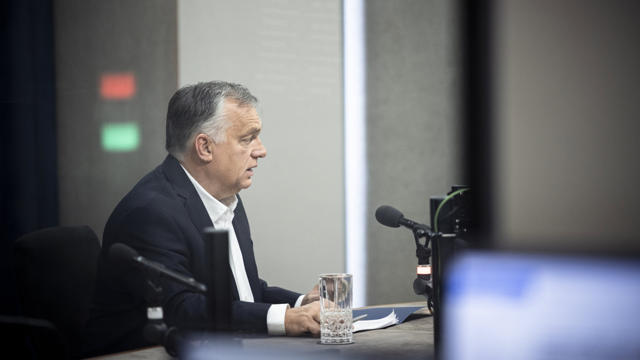 A Miniszterelnöki Sajtóiroda által közreadott képen Orbán Viktor kormányfő interjút ad a Jó reggelt, Magyarország! című műsorban a Kossuth Rádió stúdiójában 2021. október 15-én.