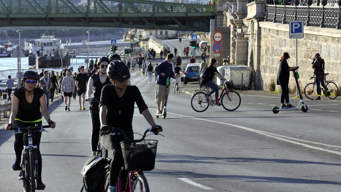 Kerékpárosok, rollerezők és sétálók a pesti Duna-parton, a Szabadság hídnál, a Covid-19 világjárvány harmadik hullámának javuló járványügyi mutatóinak idején. A Budapesti Közlekedési Központ (BKK) döntése értelmében őszig minden hétvégén hosszabb ideig vehetik birtokba a Margit híd és a Közraktár utca közötti rakpartot az arra sétálók és a kerékpározók, ami lehetőség is segíti, hogy kevesebben gyűljenek össze a pandémai járvány miatt a népszerű kirándulóhelyeken. MTVA/Bizományosi: Jászai Csaba  *************************** Kedves Felhasználó!