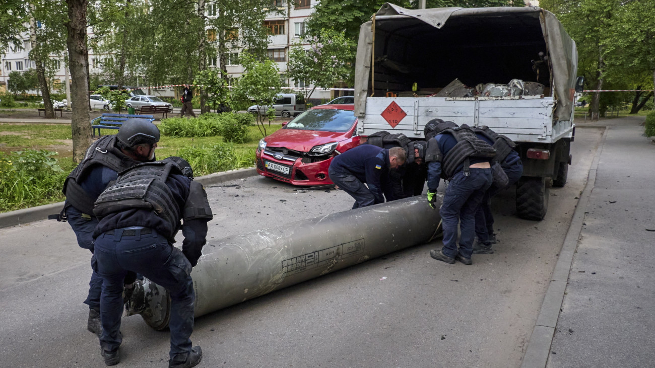 Orosz Sz-300-as rakéta maradványát emelik teherautóra a mentőalakulat tagjai Harkivban 2024. május 14-én, miután orosz rakéta-és siklóbomba-támadás érte a kelet-ukrajnai város egyik lakónegyedét. Ukrán források szerint legalább 20 ember, köztük 3 gyermek megsebesült.