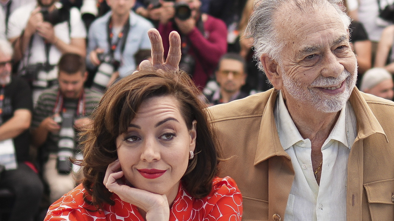 Francis Ford Coppola amerikai rendező Aubrey Plaza amerikai színésznővel a Megalopolis című versenyfilmje bemutatójának alkalmából tartott fotózáson, a 77. Cannes-i Nemzetközi Filmfesztiválon 2024. május 17-én.