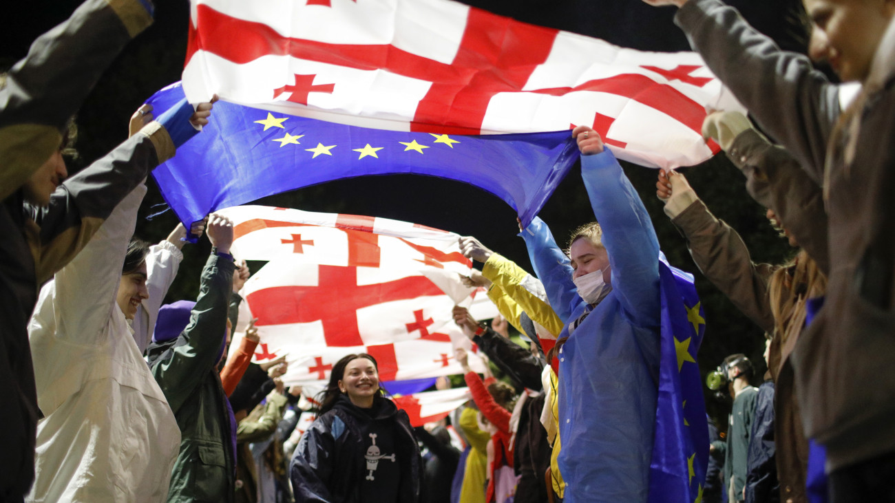 A külföldiügynök-törvény ellen tüntetők nemzeti és európai uniós zászlókkal Tbilisziben 2024. május 13-án. A törvénytervezet alapján előírnák, hogy azok a szervezetek, amelyek anyagi eszközeinek több mint 20 százalékát külföldről finanszírozzák, külföldi ügynökökként regisztráltassák magukat.