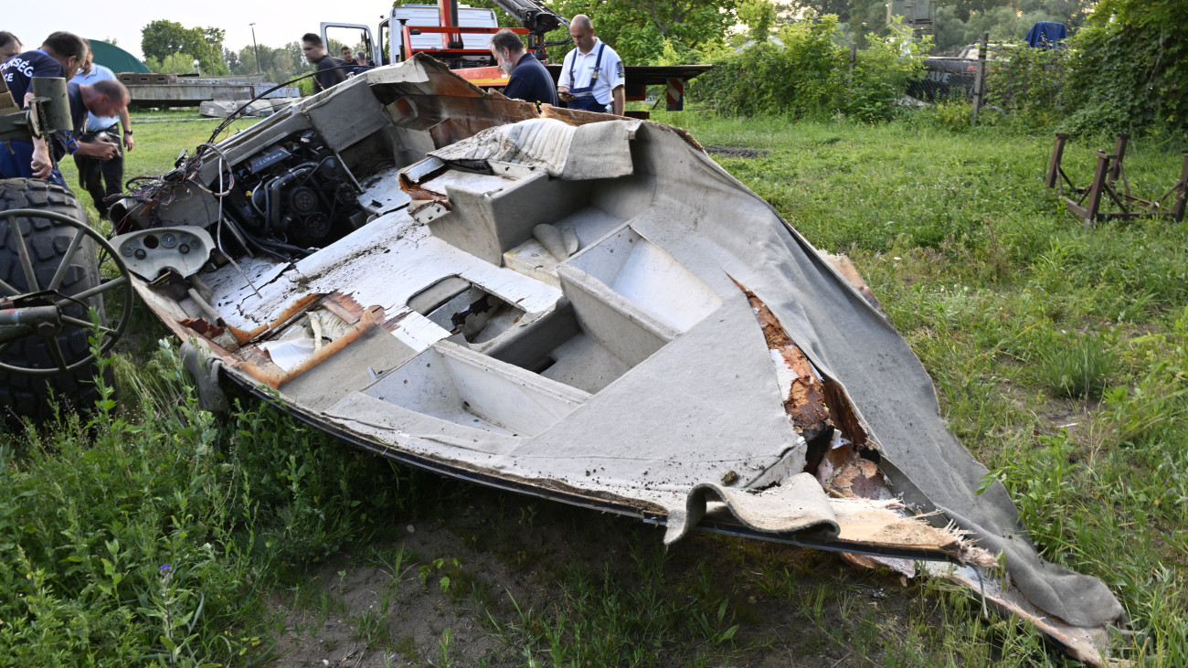 Rendőrségi helyszínelés egy balesetet szenvedett motorcsónak roncsánál az újpesti hadikikötőben  2024. május 19-én. A kisgéphajó egy szállodahajóval ütközött össze a Dunán Verőce közelében május 18-án éjjel. A motorcsónakban nyolcan utaztak, egyet közülük súlyos sérülésekkel kórházba vittek, két holttestet találtak.
