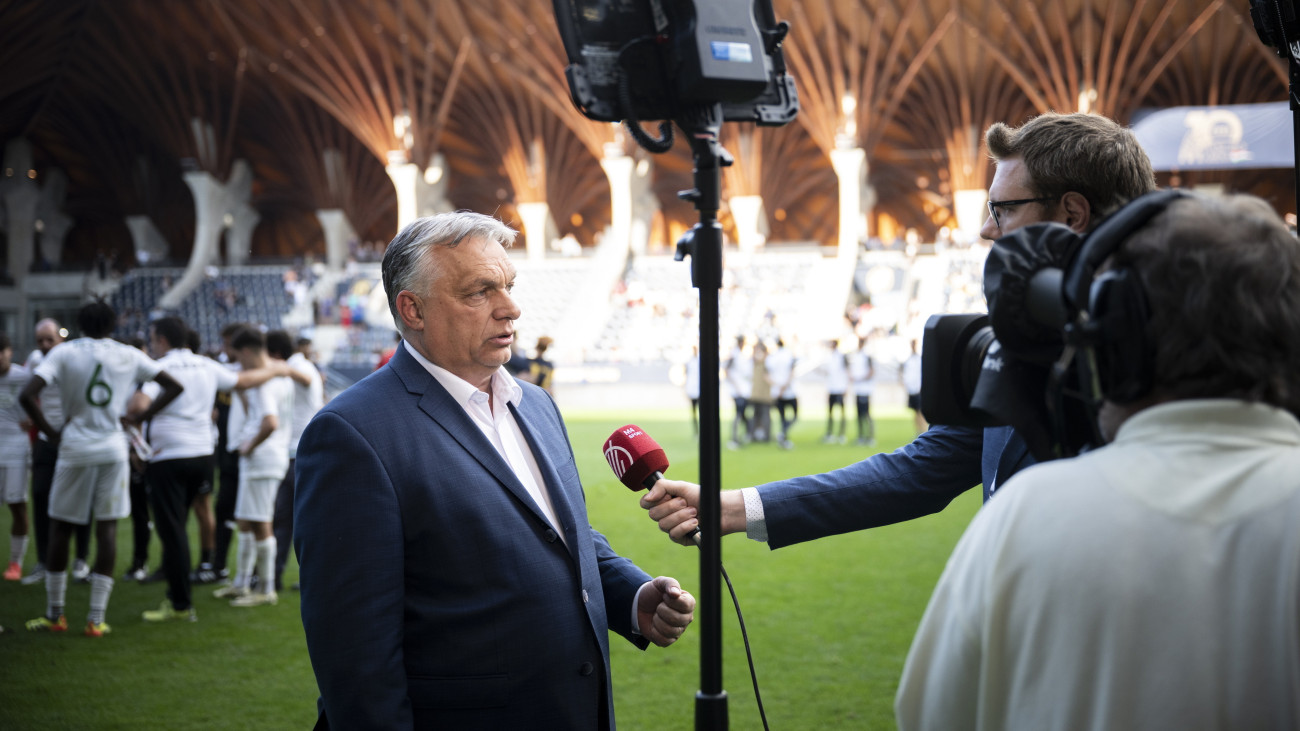 A Miniszterelnöki Sajtóiroda által közreadott képen Orbán Viktor kormányfő nyilatkozik a közmédia stábjának a Puskás-Suzuki Kupa díjátadóján a felcsúti Pancho Arénában 2024. május 20-án.