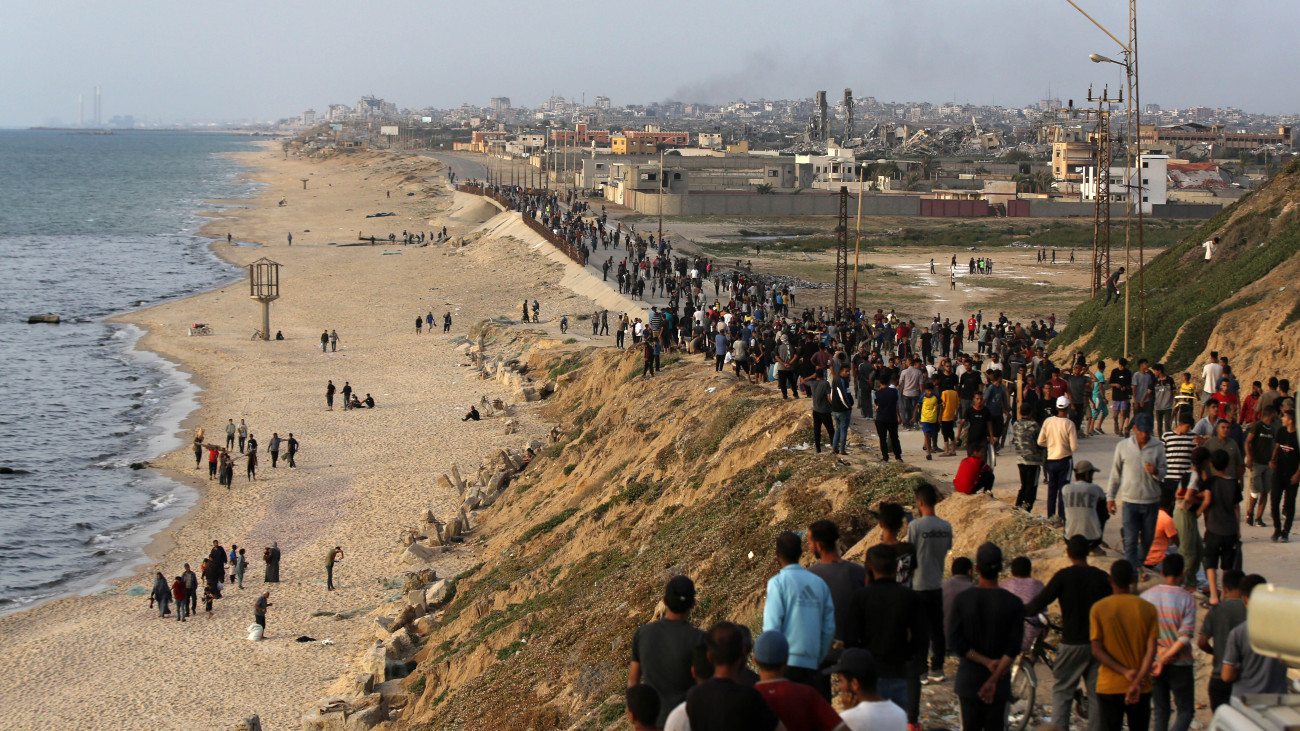 GAZA CITY, GAZA - MAY 19: Palestinians gather at the Gaza Valley near a beach to receive humanitarian supply aid from the temporary port established by the USA in Gaza Strip on May 19, 2024. (Photo by Ashraf Amra/Anadolu via Getty Images)