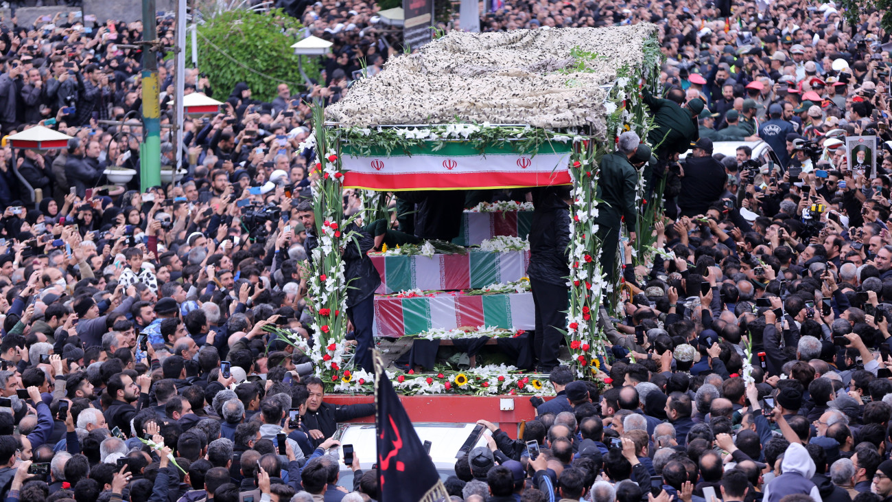 Gyászolók kísérik az Ebrahim Raiszi iráni elnök, Hoszein Amirabdollahián iráni külügyminiszter és a másik hat áldozat koporsóját szállító teherautót az északnyugat-iráni Tebrizben 2024. május 21-én. Két nappal korábban az azeri határhoz közeli Varzekán város közelében Ebrahim Raiszi iráni államfő és Hoszein Amirabdollahián iráni külügyminiszter is életét vesztette az őket szállító helikoptert ért balesetben. Iránban ötnapos országos gyászt rendeltek el.