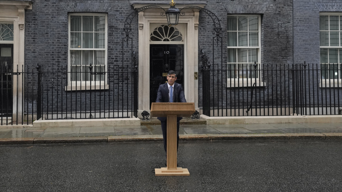 Rishi Sunak brit miniszterelnök nyilatkozik a sajtónak a londoni kormányfői rezidencia, a Downing Street 10. előtt. Itt bejelentette, hogy a parlamenti választásokat július 4-én tartják Nagy-Britanniában.