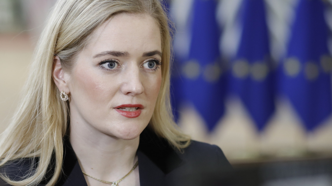 Emilie Enger Mehl norvég igazságügyi miniszter újságírók kérdéseire válaszol az Európai Unió tagországai bel- és igazságügyi minisztereinek az ukrán menekültek helyzetével foglalkozó tanácskozásán Brüsszelben 2022. március 28-án.