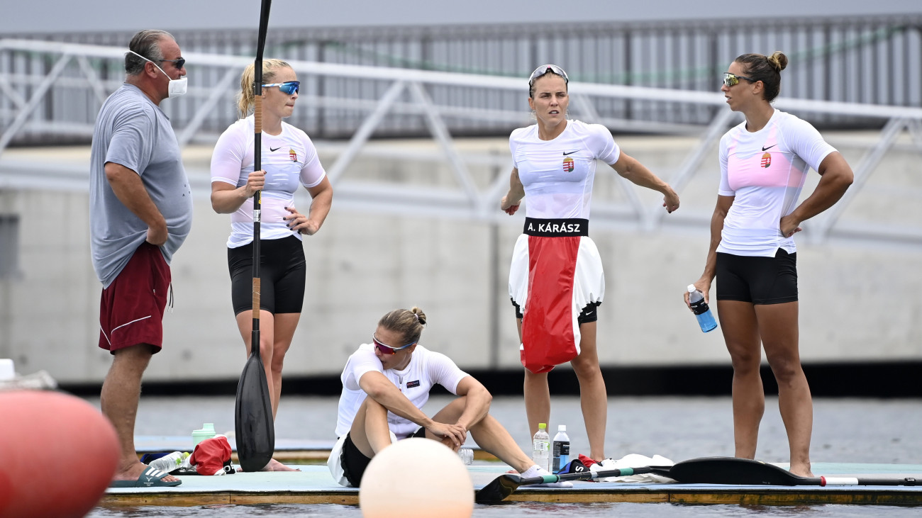 Csipes Ferenc edző (b), valamint Bodonyi Dóra (b2), Kozák Danuta (b3), Kárász Anna (b4) és Csipes Tamara (j) a női kajaknégyesek 500 méteres versenyének középfutama után a világméretű koronavírus-járvány miatt 2021-re halasztott 2020-as tokiói nyári olimpián a Sea Forest Kajak-kenu Pályán 2021. augusztus 7-én. A magyar egység győzött futamában és bejutott a döntőbe.