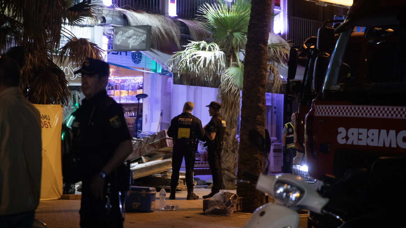 dpatop - 23 May 2024, Spain, Palma: Police officers work next to a collapsed terrace. At least four people died in the collapse of a crowded restaurant in Playa de Palma on Mallorca on Thursday evening. Photo: Clara Margais/dpa (Photo by Clara Margais/picture alliance via Getty Images)