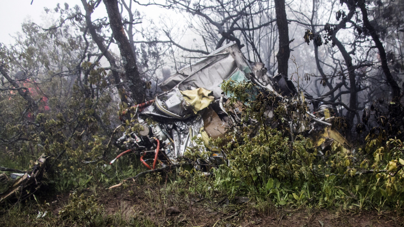 Helikopter roncsa az azeri határhoz közeli Varzekán város közelében történt baleset helyszínén 2024. május 20-án. A balesetben Ebrahim Raiszi iráni elnök és Hoszein Amirabdollahián iráni külügyminiszter is életét vesztette az őket szállító helikoptert ért balesetben.